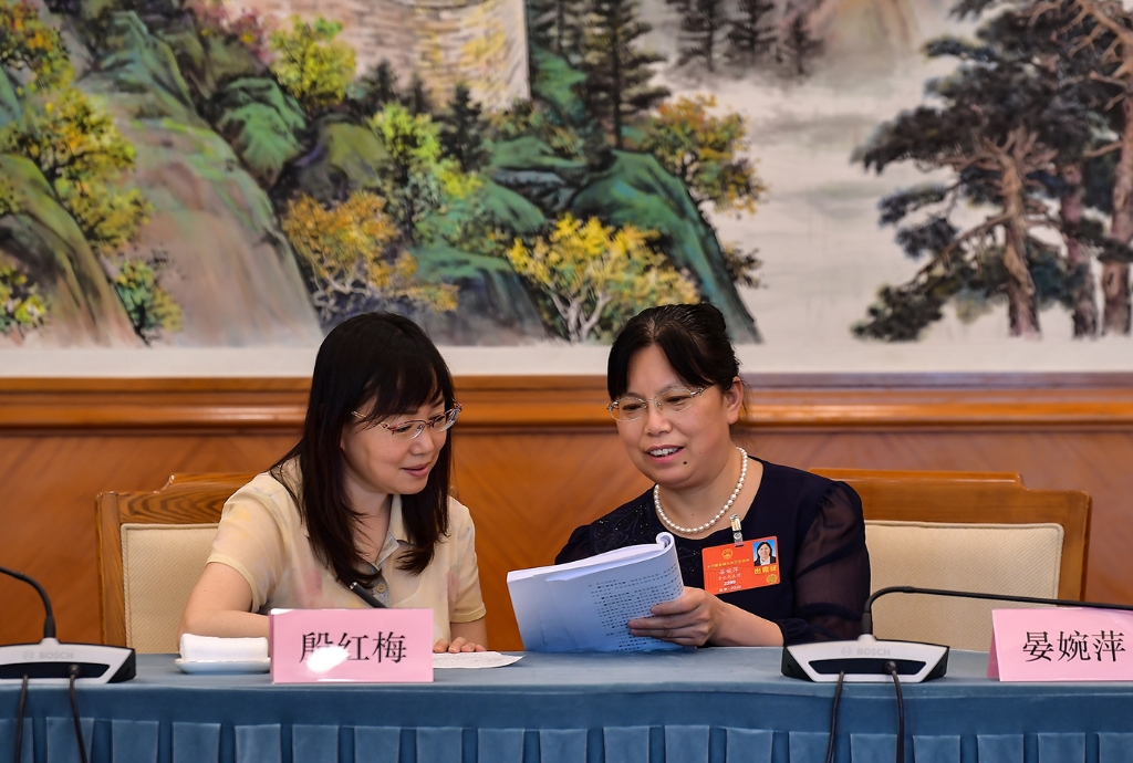 出席十三届全国人大三次会议的贵州省全国人大代表在会场交流