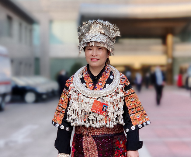 曾丽代表：推进易地扶贫搬迁群众家庭教育工作，实现稳稳的幸福