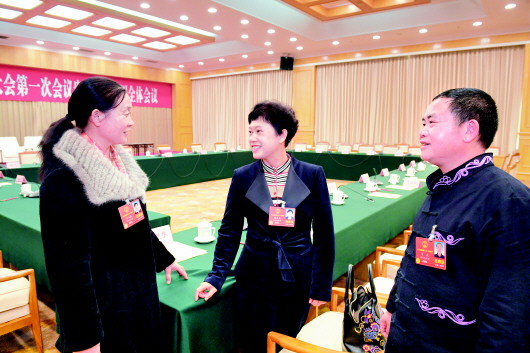 3月13日,贵州代表团举行全体会议,审议《中华人民共和国监察法(草案)》。会前,杨永英代表(中)和余必丽代表(左)、韦波代表(右)在一起交流。