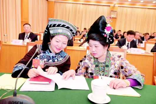 孟平红代表(左)和韦祖英代表(右)在会上交流。