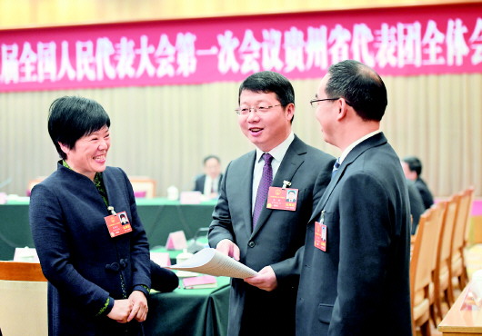 会议间隙,李刚代表(中)和吴明兰代表(左)、陈华代表(右)在一起交流。