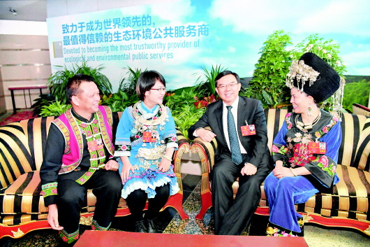 会余时间,贵州代表团代表周绍军、华茜、陈少荣、石丽平(从左至右)在一起交流。