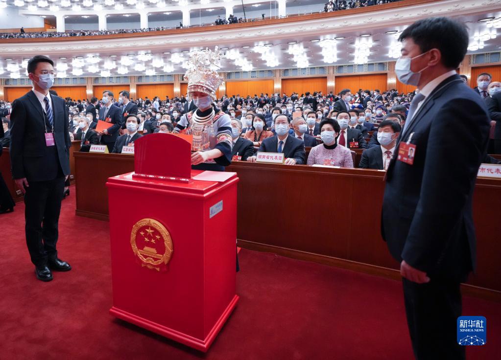 十四届全国人大一次会议举行第三次全体会议