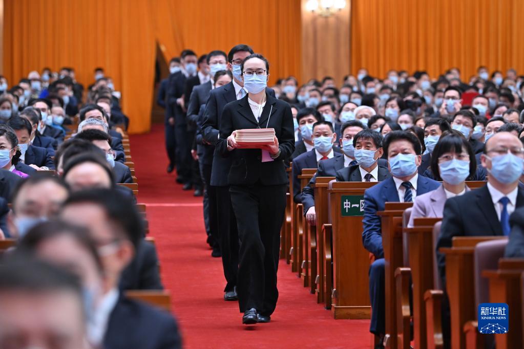 十四届全国人大一次会议举行第三次全体会议