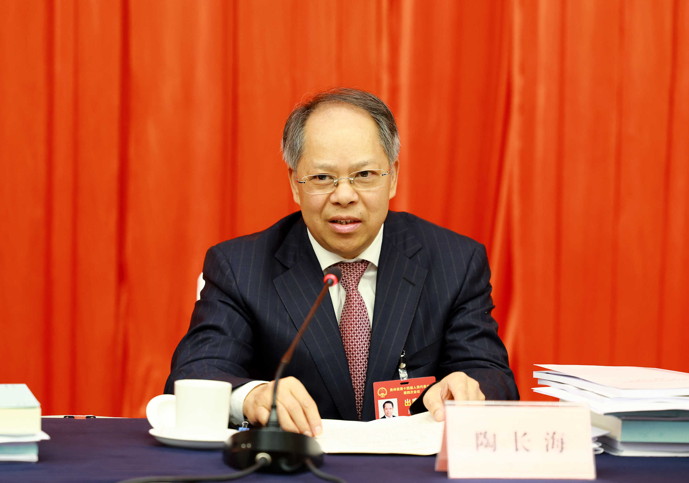 陶长海参加六盘水代表团全体会议审议政府工作报告