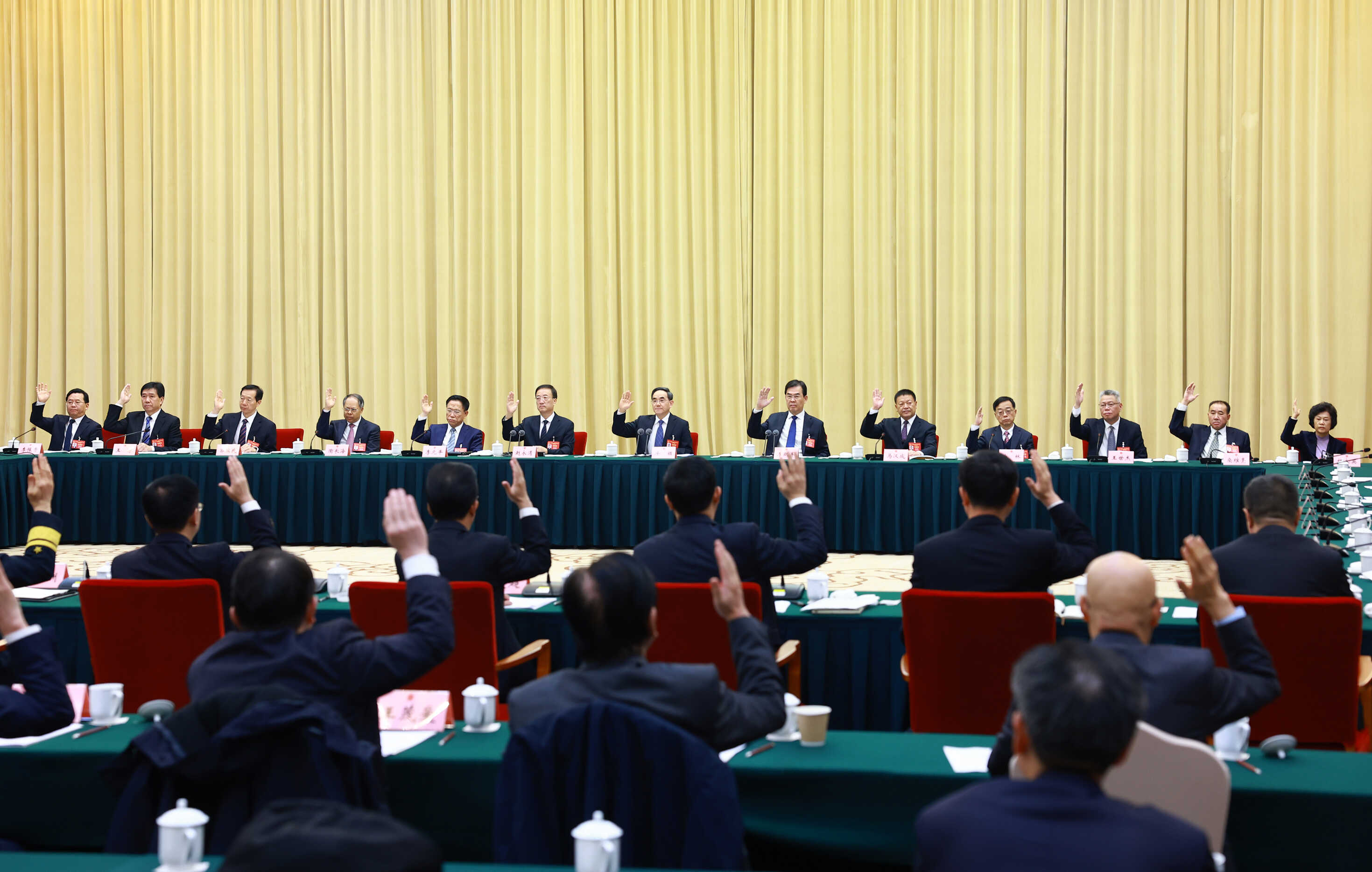 省十四届人大四次会议主席团举行第五次会议 徐麟主持