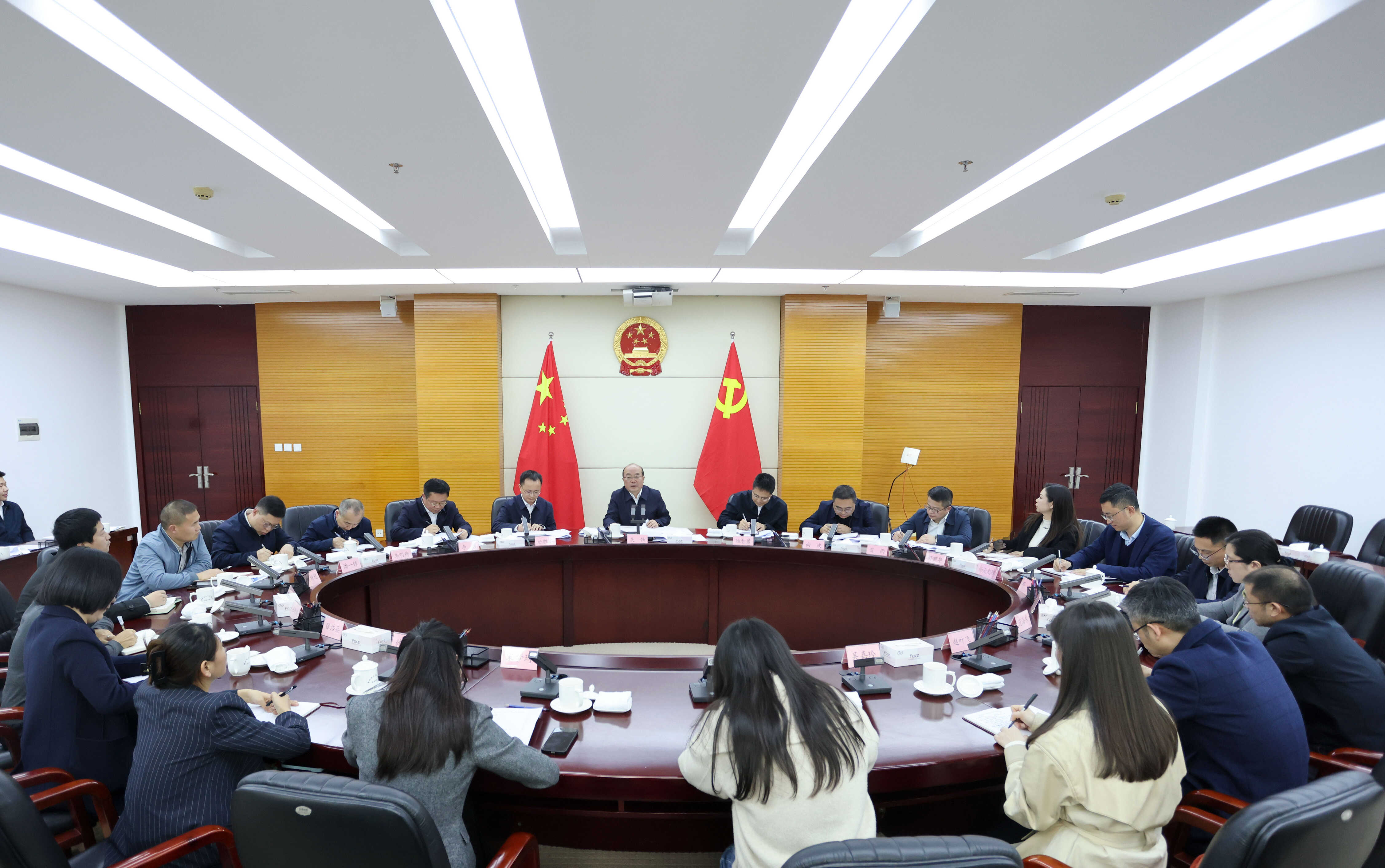 吴强到省人大法制委员会、常委会法制工作委员会调研