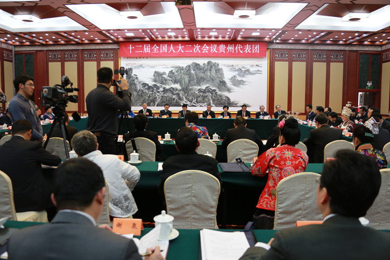 贵州代表团举行第二次全体会议审议政府工作报告