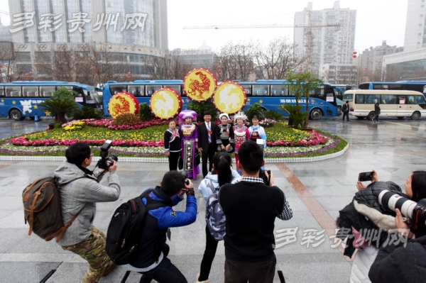 盛装参会的少数民族代表是一道亮丽的风景