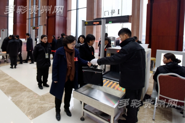 参会人大代表陆续进入会场