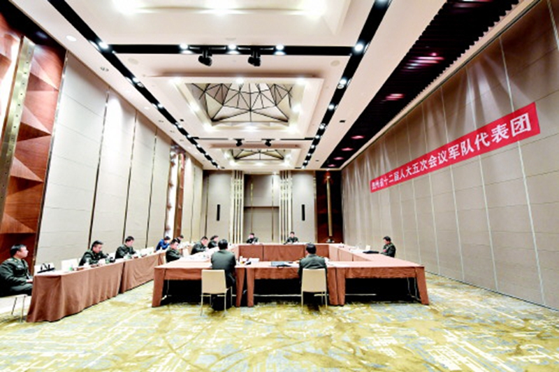 军队代表团审议《政府工作报告》。