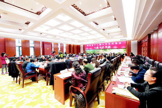 六盘水代表团审议《政府工作报告》。