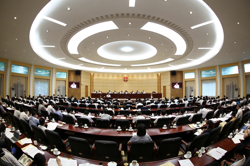 省十二届人大常委会第二十九次会议听取秦如培副省长所作的《关于上半年经济工作情况和下半年经济工作安排的报告》