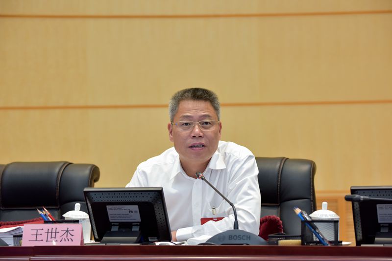 省人大常委会副主任王世杰主持省十二届人大常委会第二十九次会议第二次全体会议