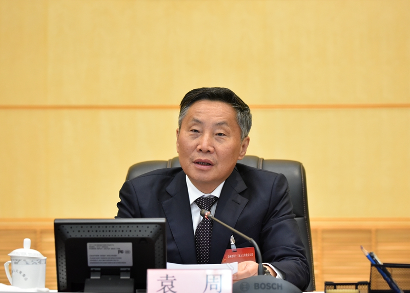 省人大常委会党组副书记、副主任袁周主持省十三届人大常委会第三次会议第三次全体会议