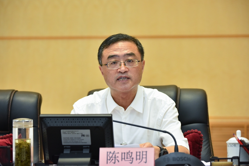 省人大常委会副主任、秘书长陈鸣明向省十三届人大常委会第四次会议作关于深入贯彻落实省委十二届三次全会精神依法推动打赢脱贫攻坚战的决议（草案）的说明