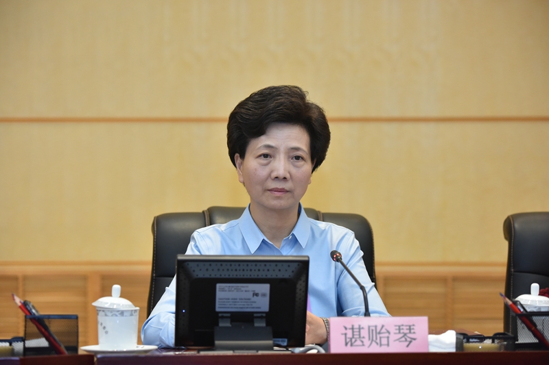 省长谌贻琴向省十三届人大常委会第四次会议作省人民政府关于上半年经济工作情况和下半年经济工作安排的报告