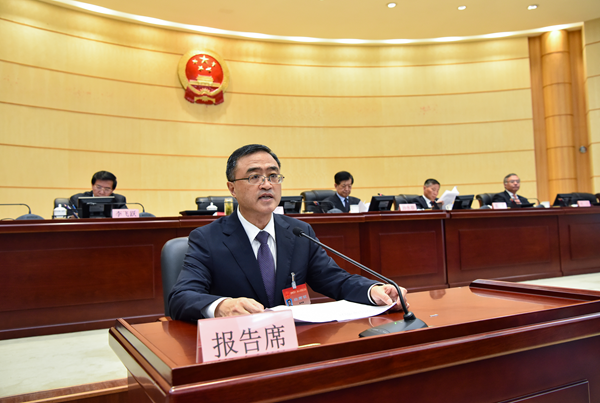 省人大常委会副主任陈鸣明作关于《贵州省人民代表大会常务委员会关于依法推进打好污染防治攻坚战开创百姓富生态美多彩贵州新未来的决议(草案)》的说明