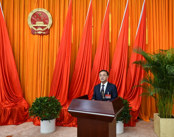 省人大常委会副主任、秘书长陈鸣明主持宪法宣誓仪式