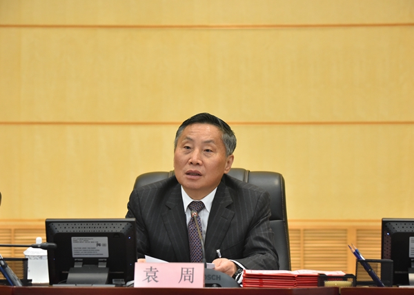省人大常委会党组副书记、副主任袁周主持省十三届人大常委会第六次会议第二次全体会议