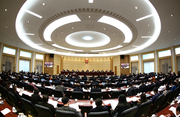 省十三届人大常委会第七次会议举行第一次全体会议