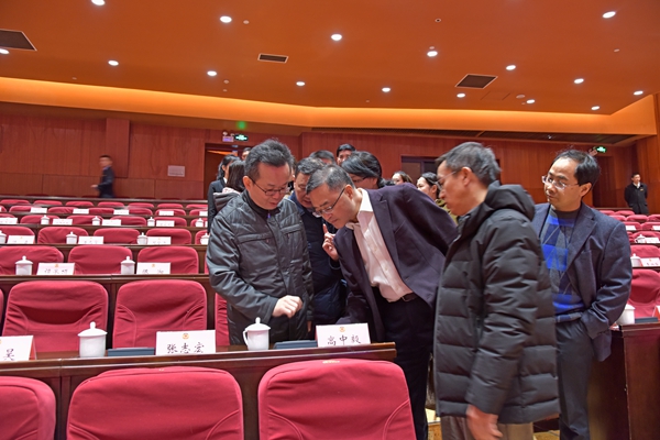陈鸣明正在检查投票器状况