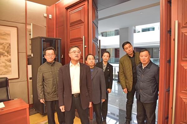 陈鸣明检查会场准备情况