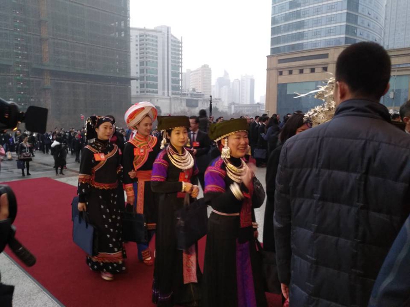 省人大代表信心满满步入会场