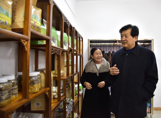孙永春实地了解全国人大代表余必丽带头发展的精品蔬菜、水果等产业发展情况