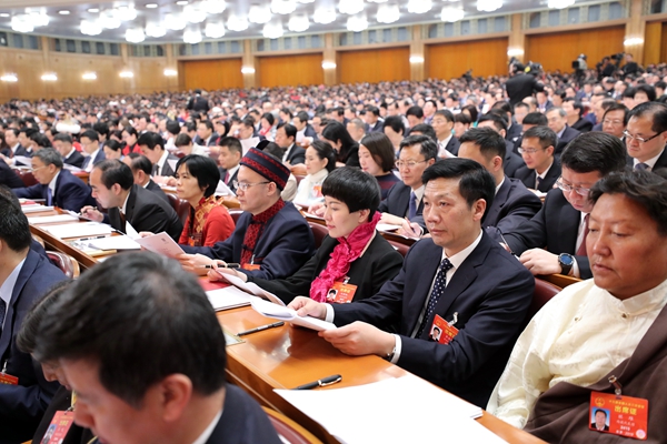 代表们在第十三届全国人民代表大会第二次会议上认真听报告