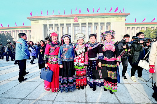 贵州代表团少数民族代表步入人民大会堂。