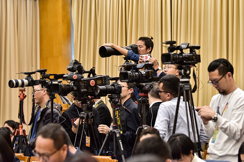 3月7日，出席十三届全国人大二次会议的贵州代表团在驻地举行团组开放日活动，83家中外媒体142名记者前来采访。