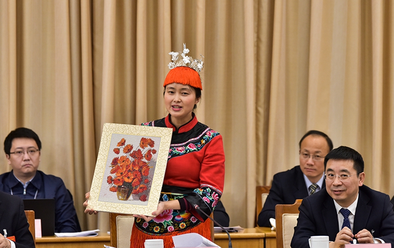 3月7日，石慧芬代表在十三届全国人大二次会议贵州代表团全体会议上发言