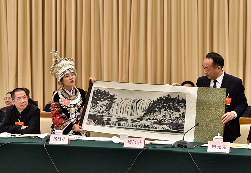 3月7日，杨昌芹代表在十三届全国人大二次会议贵州代表团全体会议上发言时展示她带来的竹编作品
