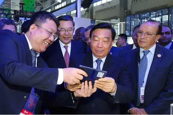 中共中央政治局委员、全国人大常委会副委员长王晨参观2019中国国际大数据产业博览会展馆时，在华为公司展台听取5G折叠屏手机情况介绍。