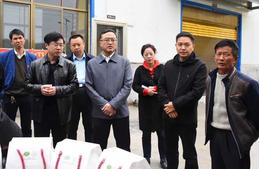 陈鸣明到兴仁市百德镇宣讲党的十九届四中全会精神和省委十二届六次全会精神并调研脱贫攻坚等工作