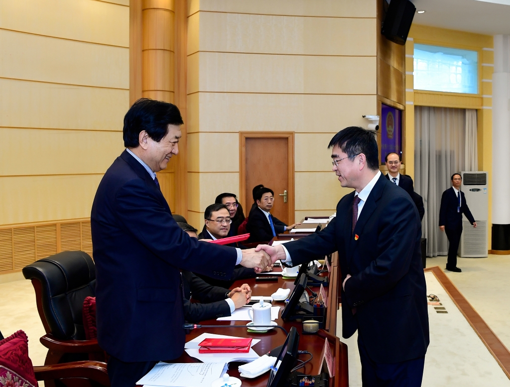 1月9日，省十三届人大常委会第十四次会议在贵阳闭幕，孙永春向新任命人员颁发任命书