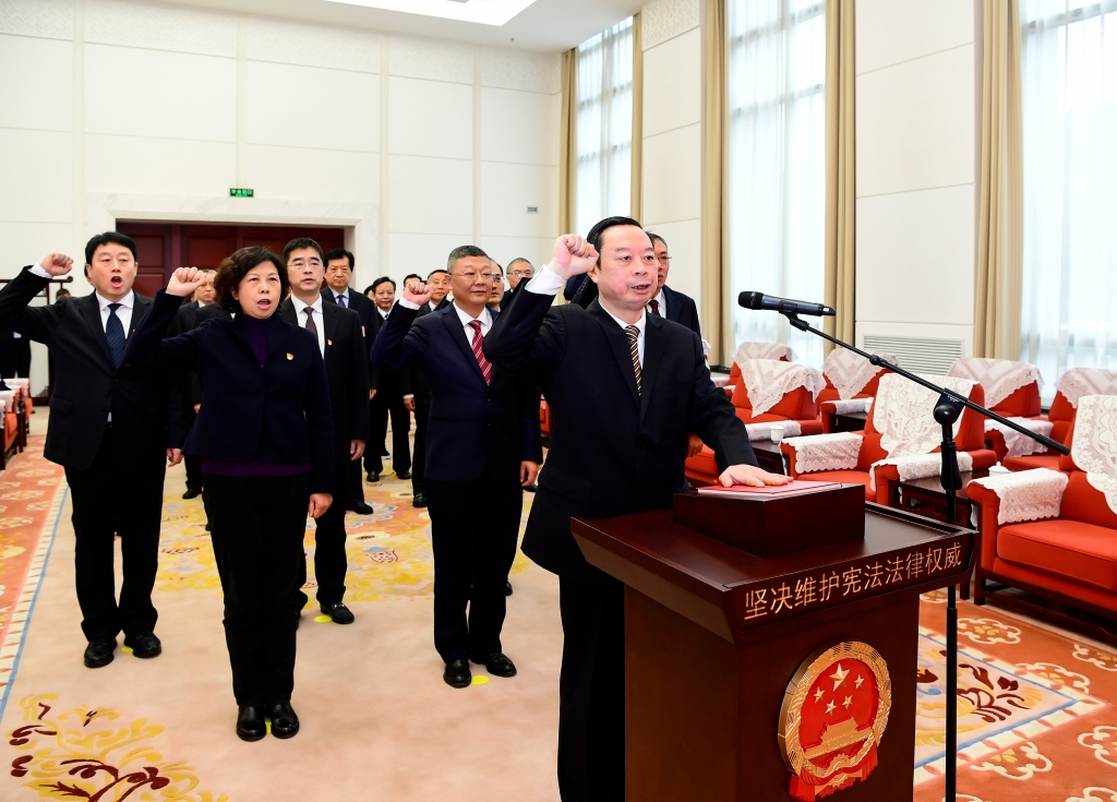 1月9日，省十三届人大常委会第十四次会议在贵阳闭幕，会后举行了宪法宣誓仪式