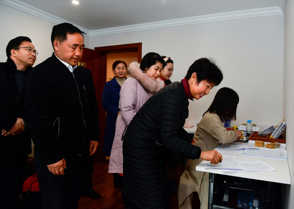 1月13日，出席省十三届人大三次会议的省人大代表陆续报到