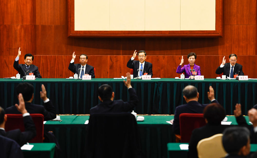 省十三届人大三次会议主席团举行第一次会议