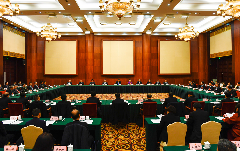 省十三届人大三次会议主席团举行第一次会议