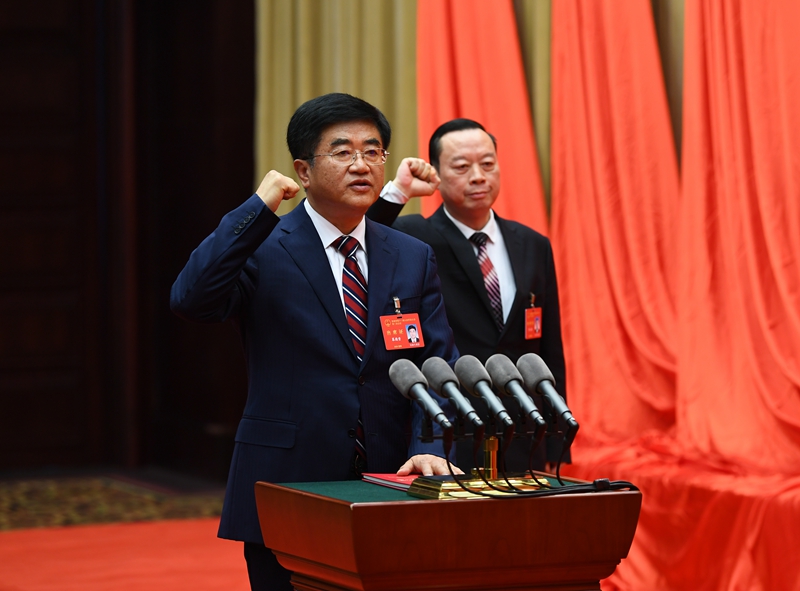 慕德贵、李三旗向宪法宣誓