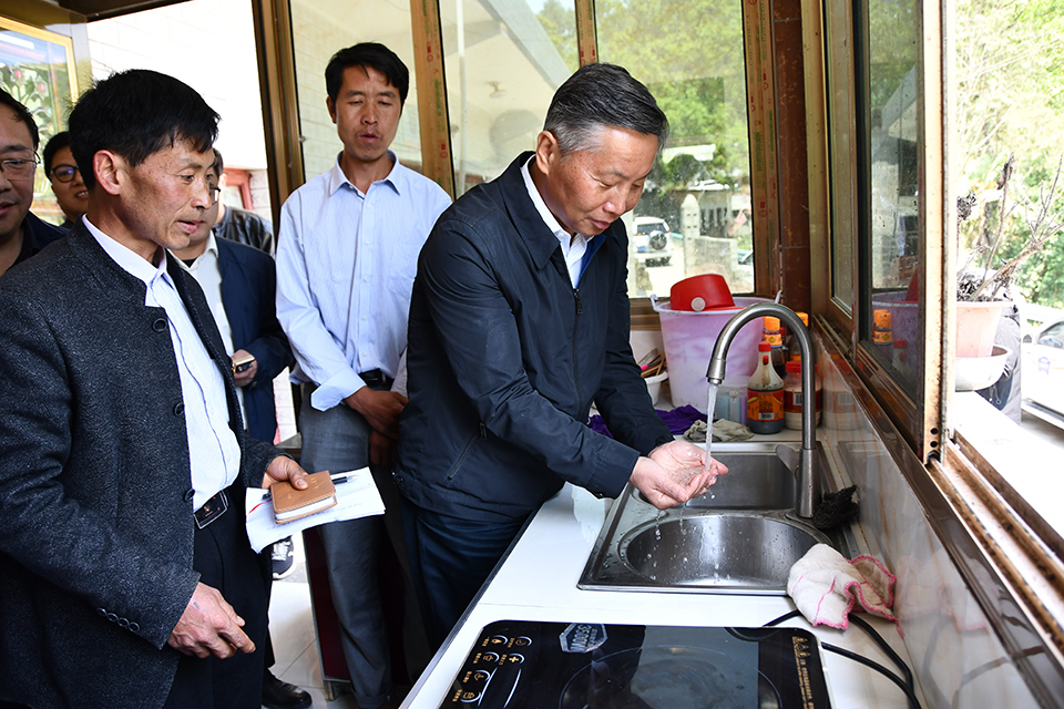 袁周在织金县开展脱贫攻坚挂牌督战时强调：较真碰硬“督” 凝心聚力“战” 坚决高质量打赢脱贫攻坚“歼灭战”