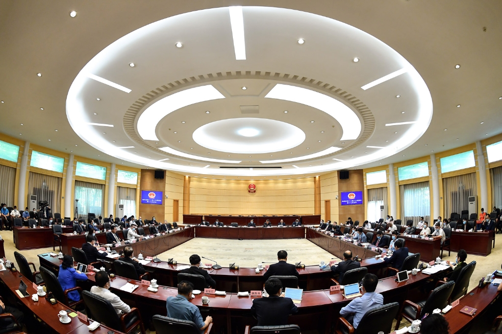省十三届人大常委会第十七次会议举行联组会议 专题询问全省审判监督工作