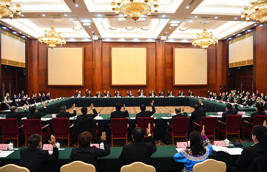 省十三届人大四次会议主席团举行第一次会议