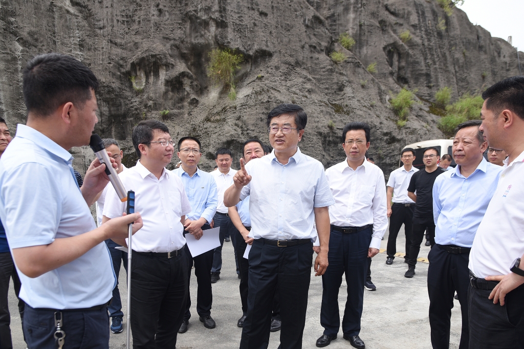 慕德贵赴三岔河开展“保护母亲河 河长大巡河”活动