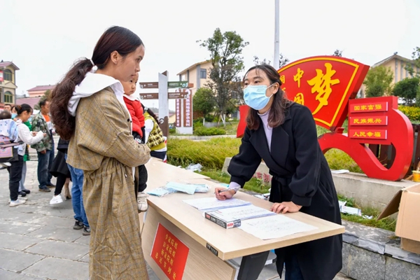 设置秘密写票处、流动票箱进入选民家中……镜头下，贵州首个县乡人大换届选举日呈现全过程人民民主！