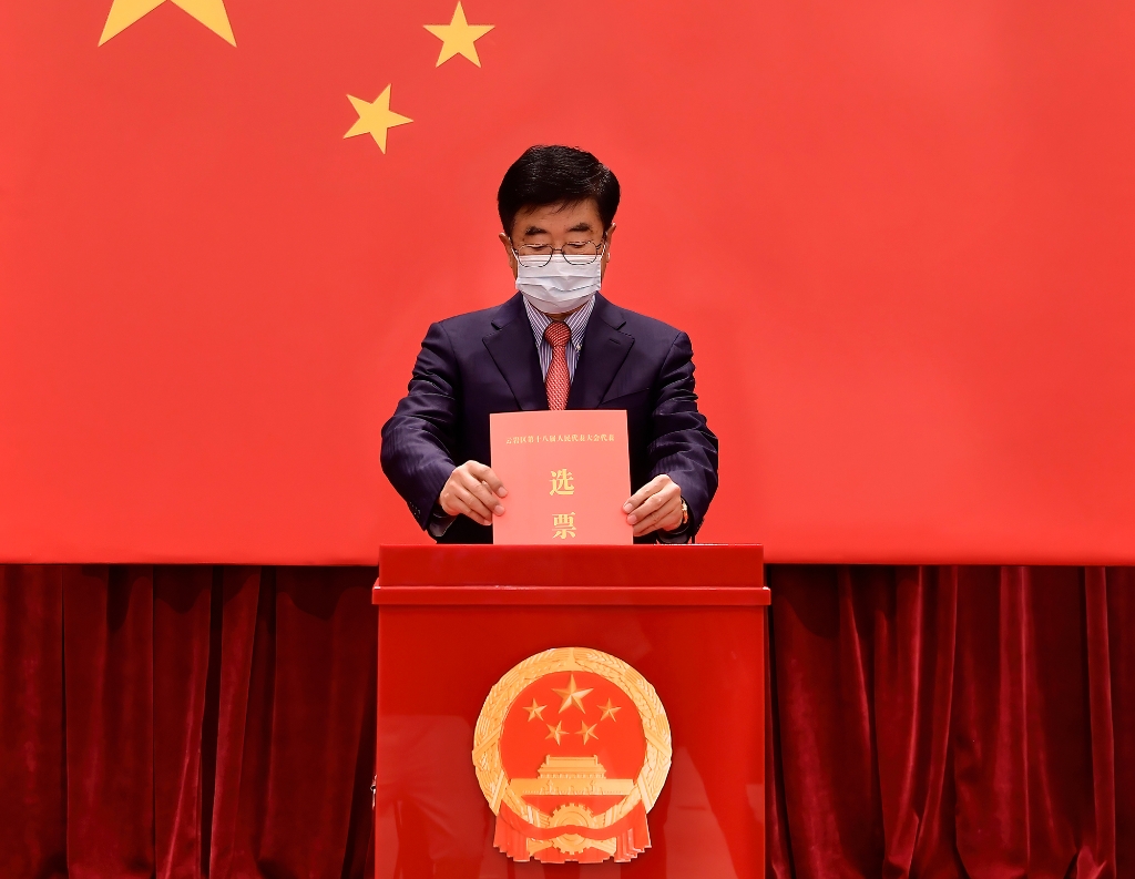 省人大常委会领导及机关同志参加贵阳市区人大代表选举投票