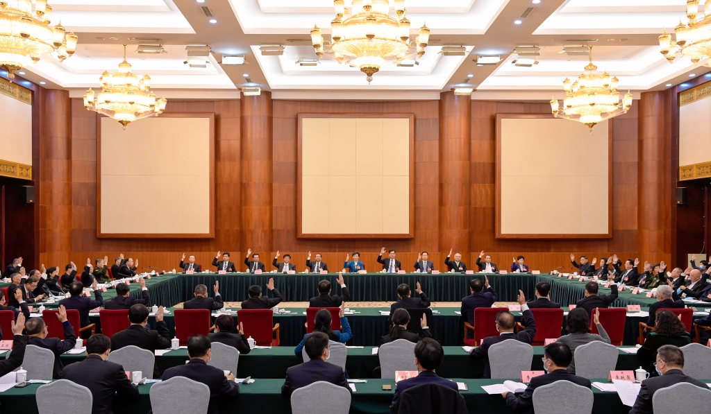 省十三届人大五次会议主席团举行第一次会议 谌贻琴主持