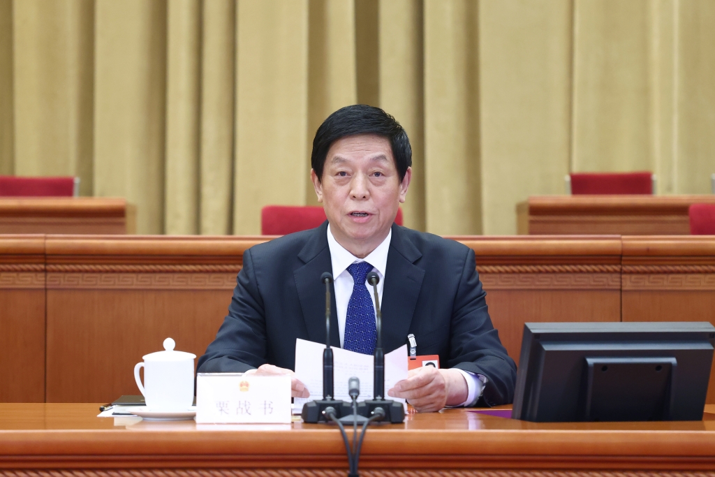 十三届全国人大五次会议举行预备会议
